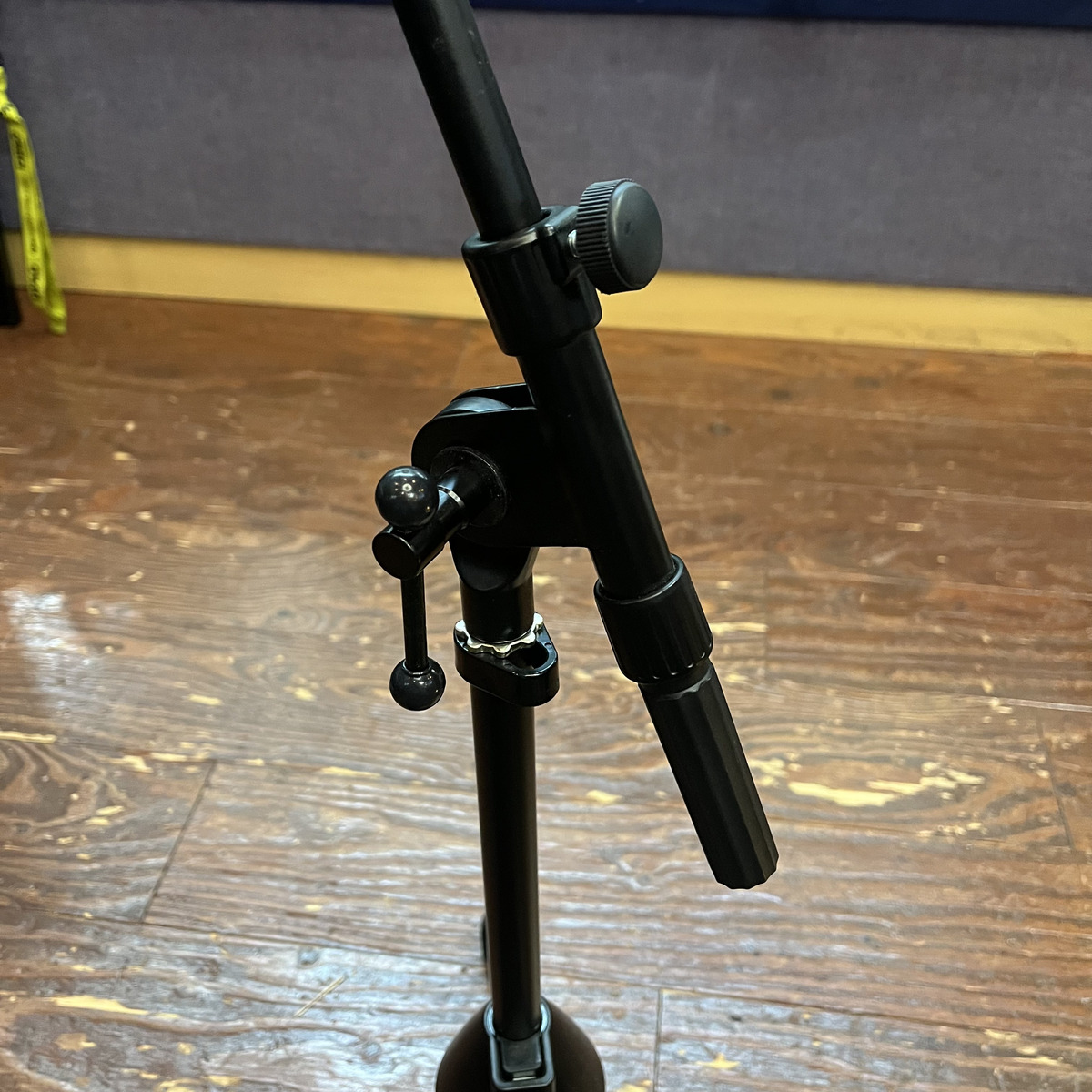 MIC STAND