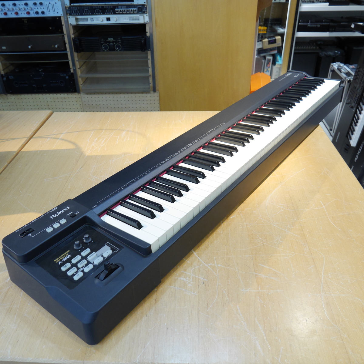 ローランド KC-80 キーボード・アンプRoland 3-Ch Mixing Keyboard しょぼ Amplifier[KC80] 返品種別A