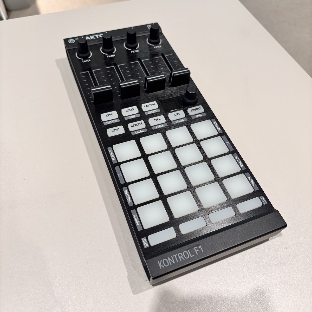 Native Instruments(ネイティブインストゥルメンツ) TRAKTOR Kontrol