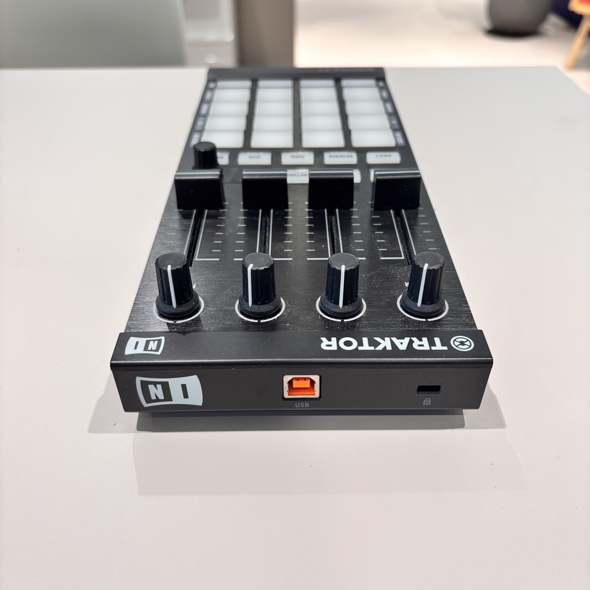 Native Instruments(ネイティブインストゥルメンツ) TRAKTOR Kontrol