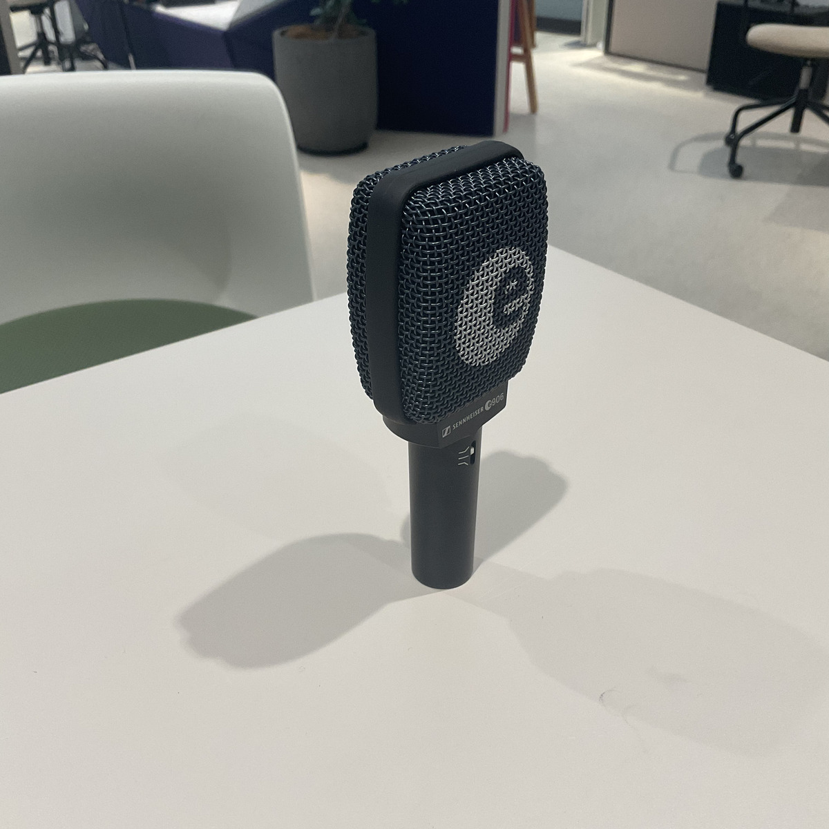 e906