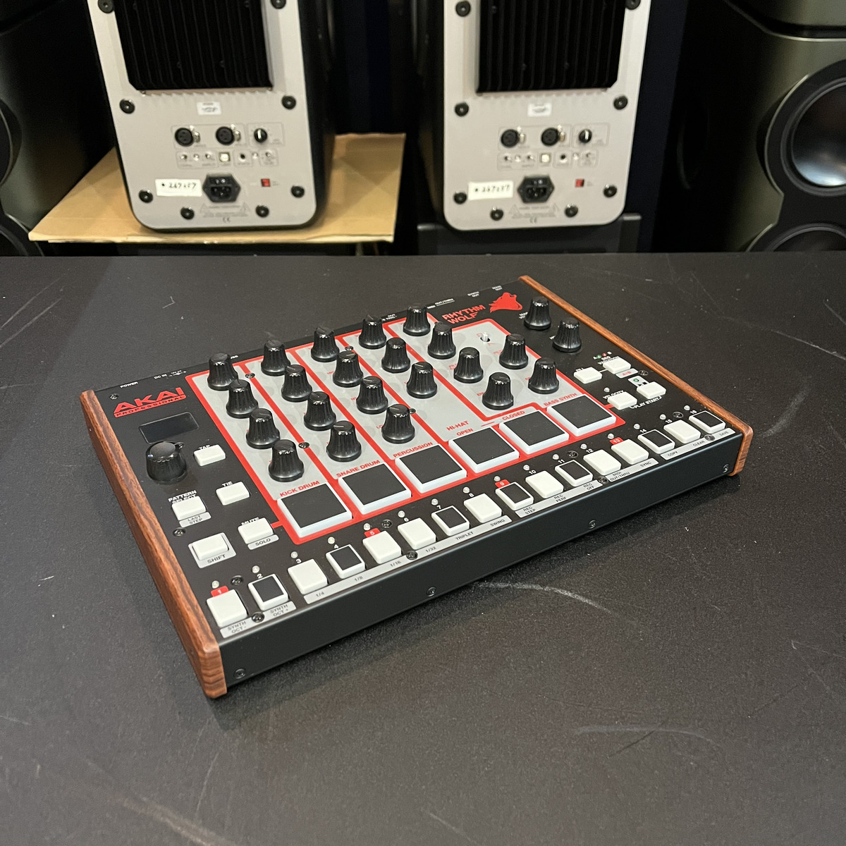 AKAI professional(アカイプロフェッショナル) RHYTHM WOLF | Rock oN