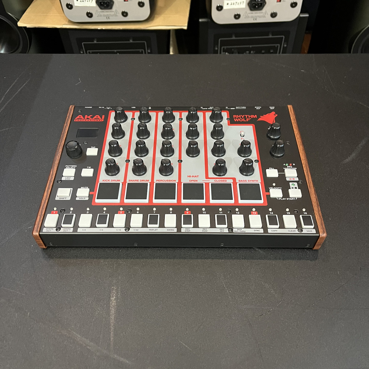 AKAI professional(アカイプロフェッショナル) RHYTHM WOLF | Rock oN