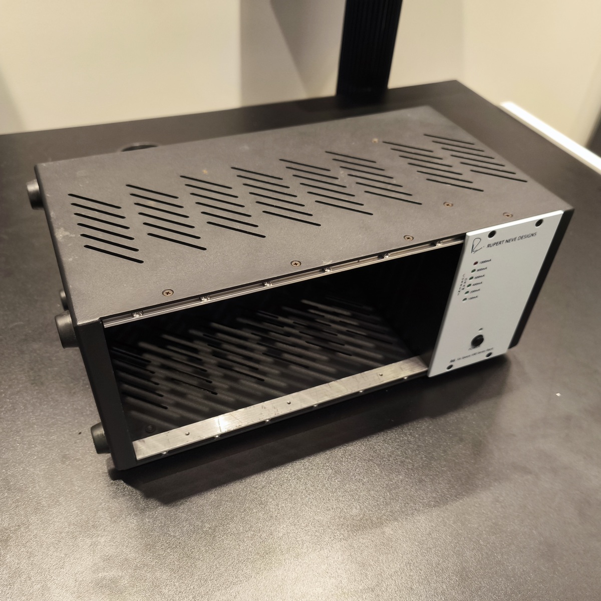 R6 Six Space 500 Series Rack