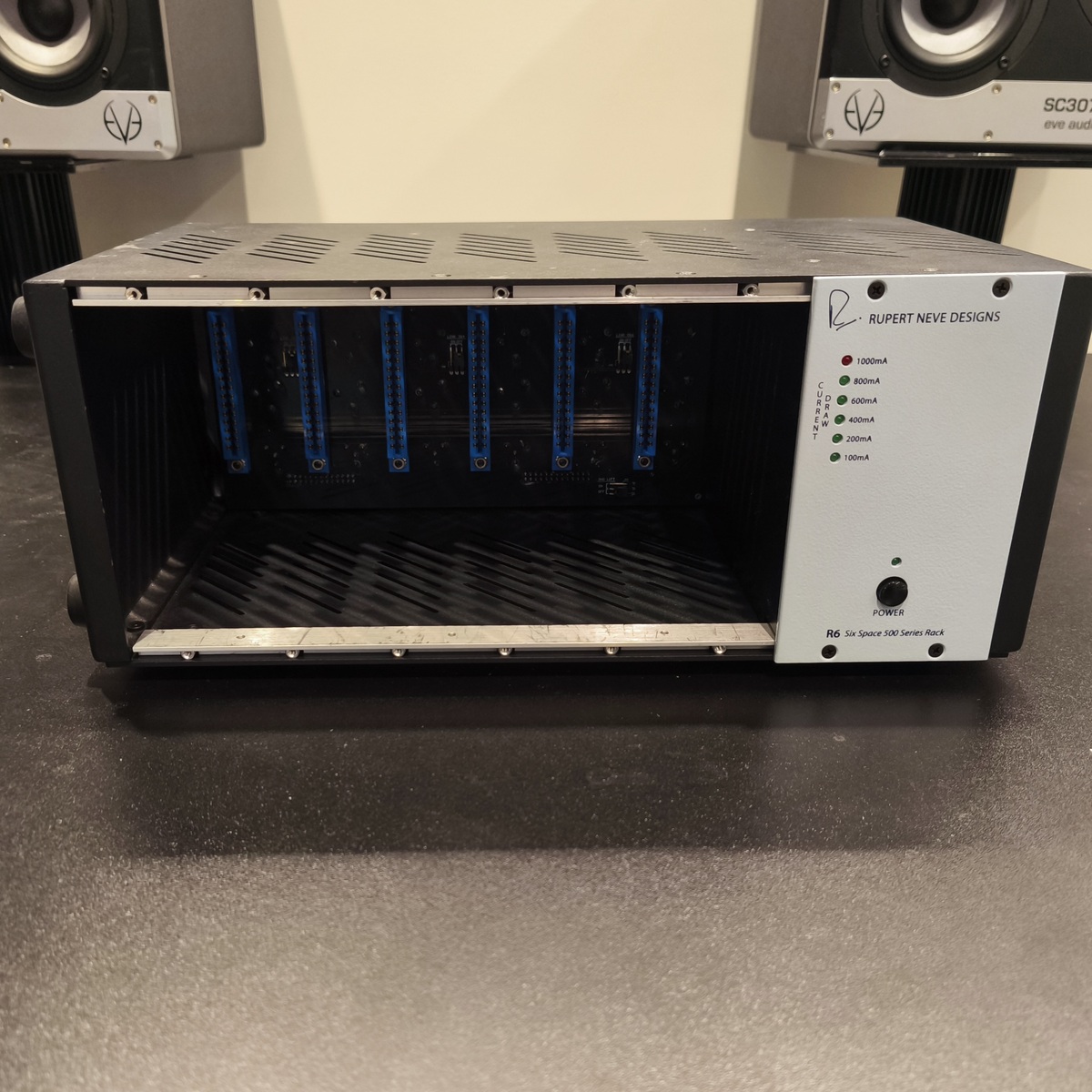 R6 Six Space 500 Series Rack