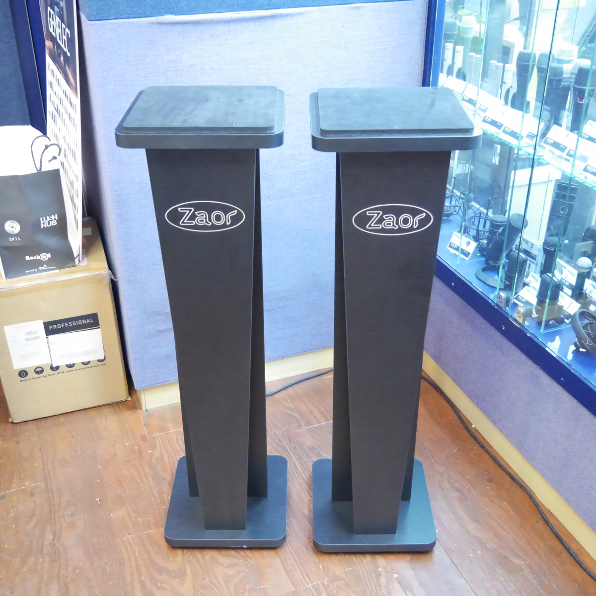 ZAOR MIZA V-Stand V42 スピーカースタンド　定価3万円 ZAORのモニタースピーカー用スタンドMIZA V-STANDの展示を開始