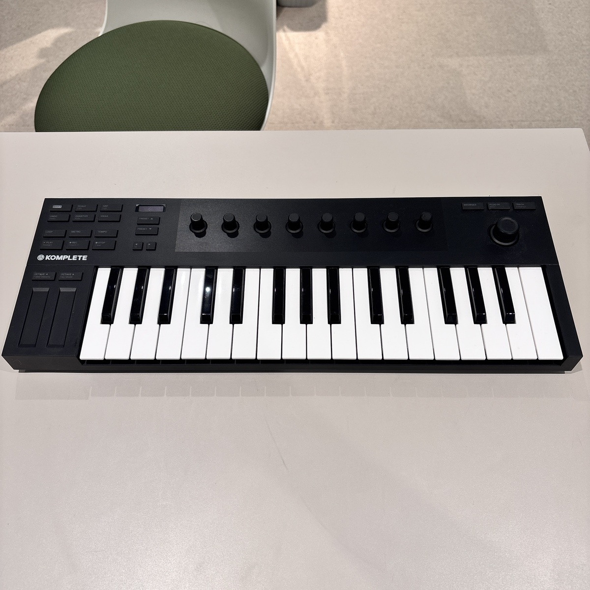 KOMPLETE KONTROL M32