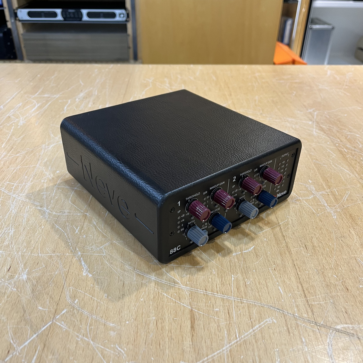 88C: Dual Desktop Dynamics 店頭展示機