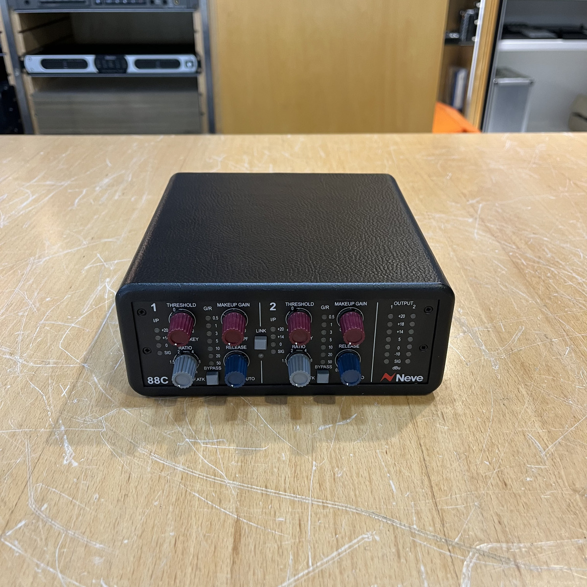 88C: Dual Desktop Dynamics 店頭展示機