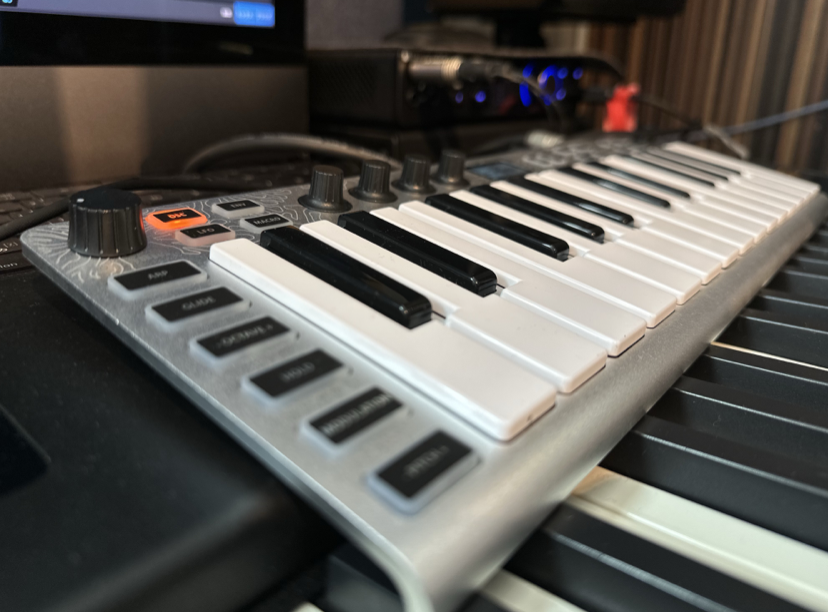 ESI(イーエスアイ) Xsynth | Rock oN Line eStore