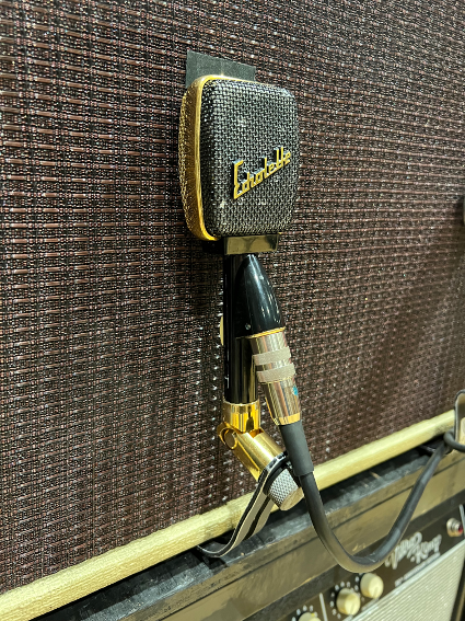 ギターアンプに立てたゼンハイザーMD409
