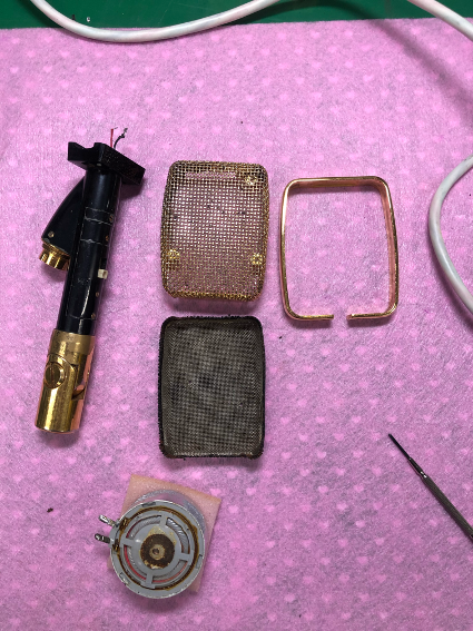 分解して清掃するMD409のパーツ